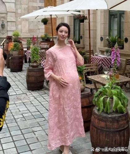 不愧是明星，怀孕时候都美若天仙啊。 