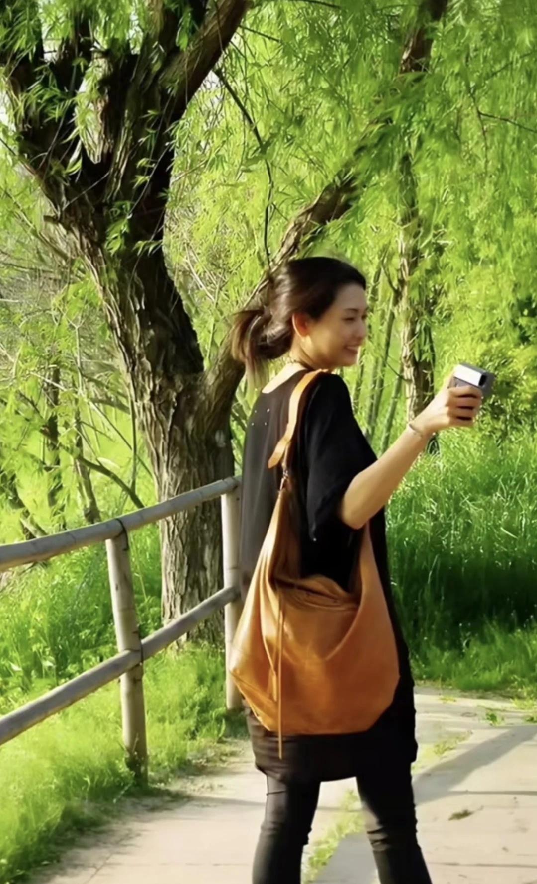 邱淑贞生活照
邱淑贞 港星 明星生活的另一面 穿搭 爱马仕 港风穿搭 休闲风 梅