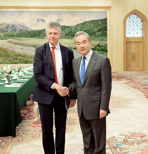 英国居然失声了！
当年英国霸占香港时期，日军打进来时，英军仅仅抵抗了十来天就投降