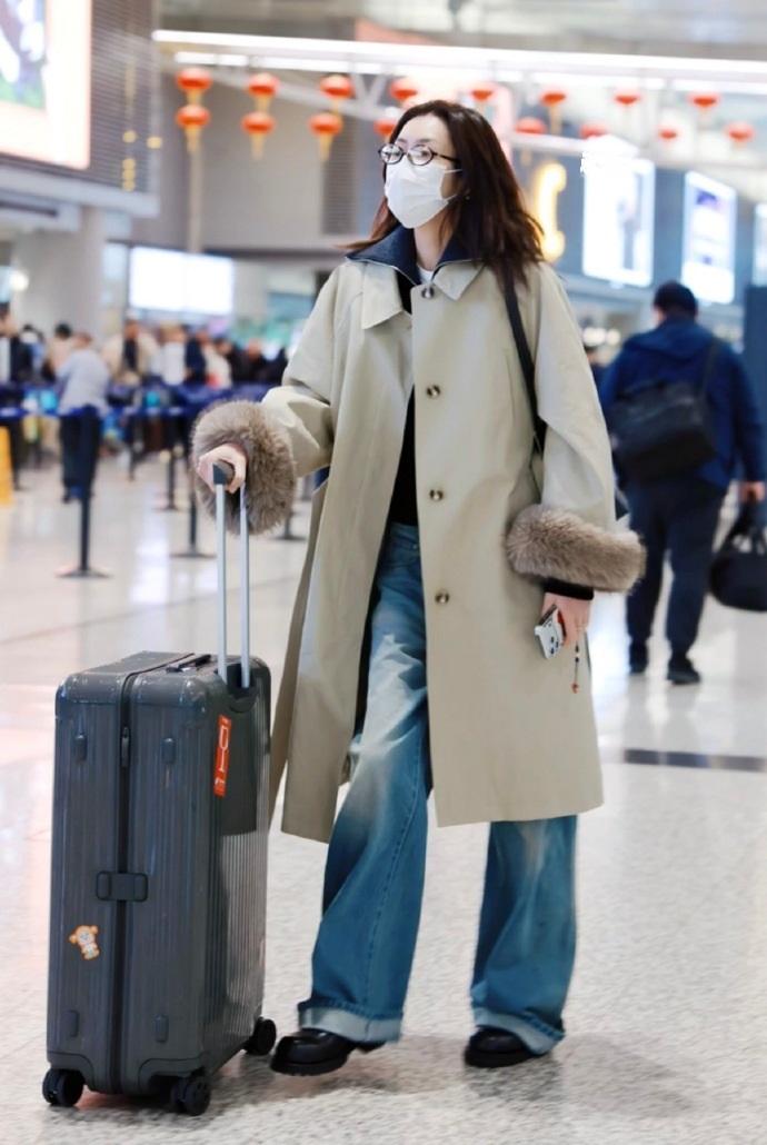 最近刘雯现身机场，她这次穿的很潇洒，也很有时尚风情，确实是特别的漂亮。

刘雯里