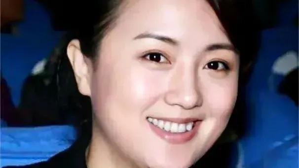 今早8点，中央戏剧学院阶梯教室突然响起二十声椅子落地声——94级校友们从各地赶来