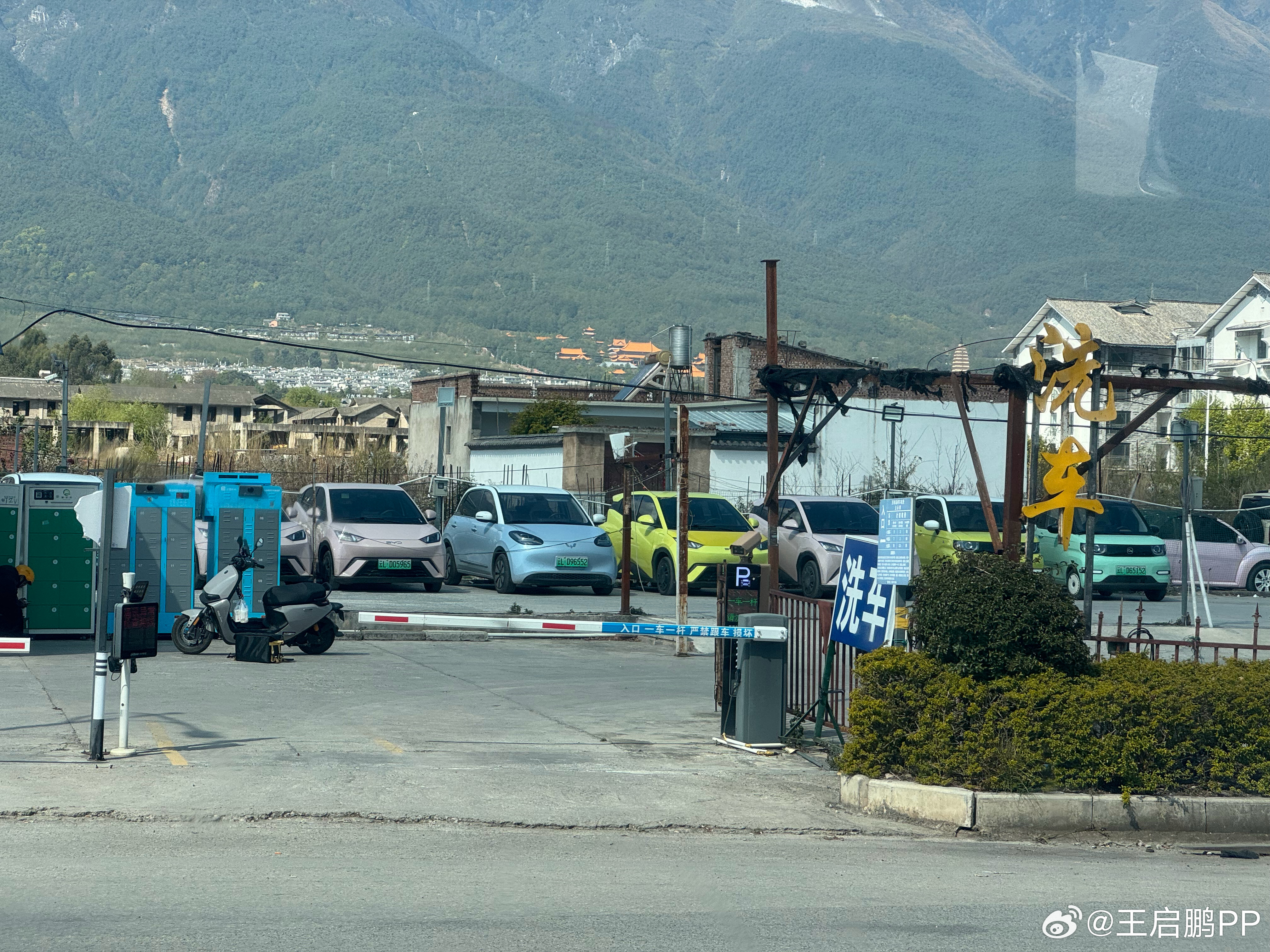 以前来大理，租车基本都是甲壳虫敞篷，宝马敞篷，718等等，主打一个豪华。今年来一