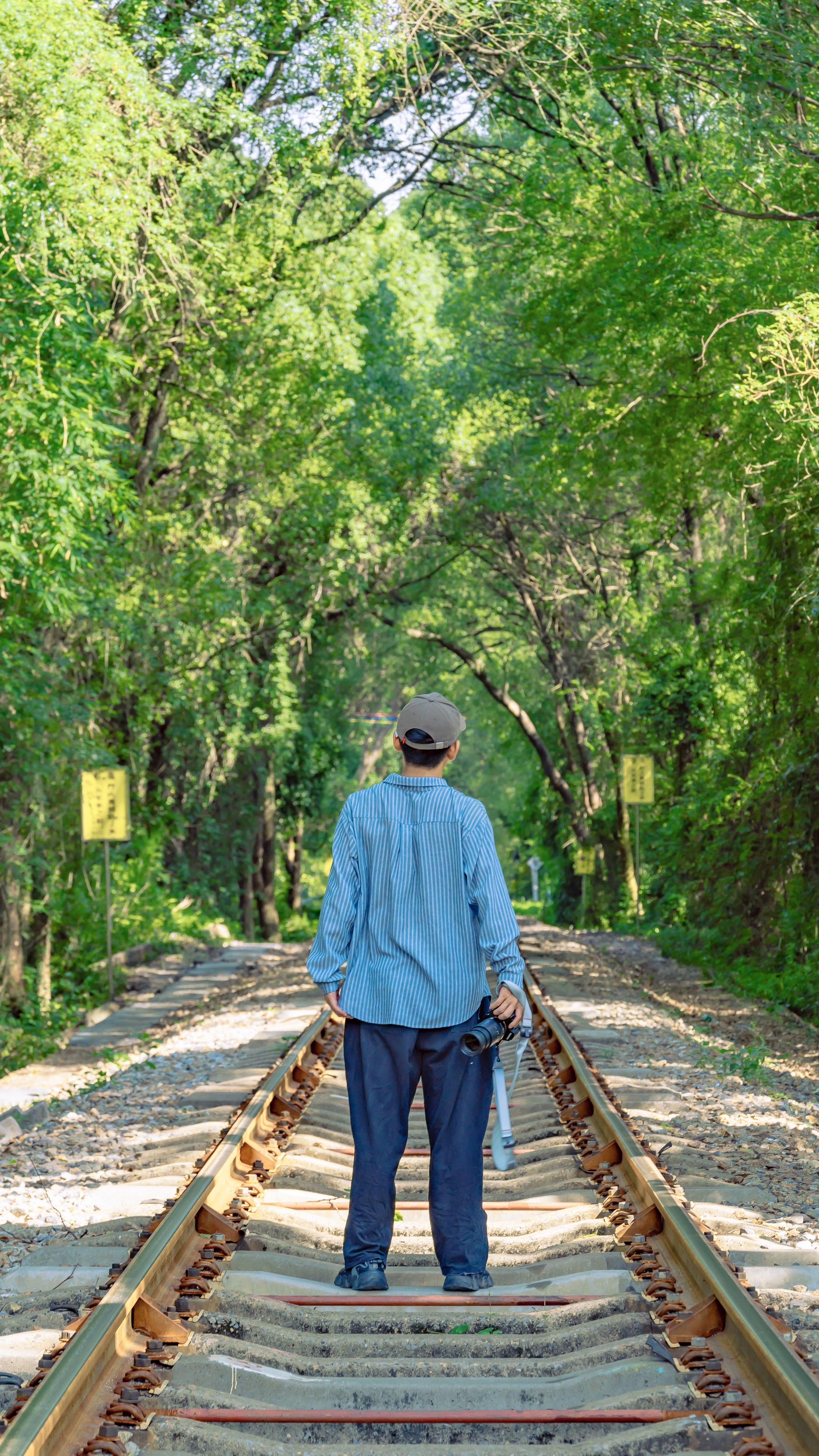 粤北秘境，韶关治愈系打卡地攻略。1. 百年东街 风格：复古骑楼、港风...