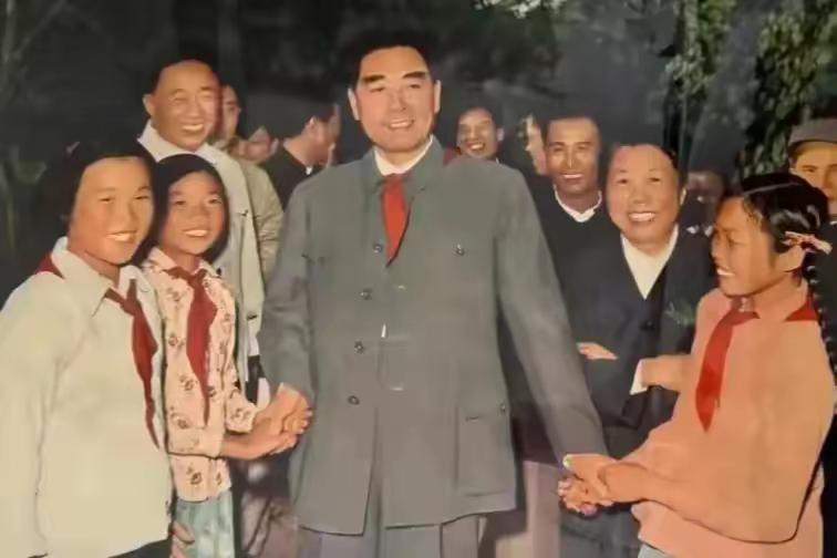 这是周总理和邓颖超奶奶，以及孩子们的合影，都看看吧，每个人的脸上不自觉带着微笑，