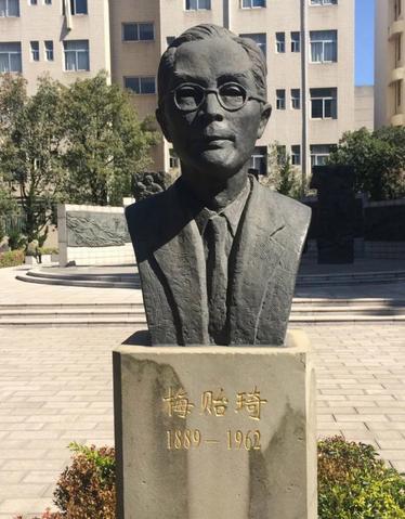 梅贻琦给秘书定了一条奇怪规矩：走后门的求情信，不用给他看，不用回复，但也不能扔掉