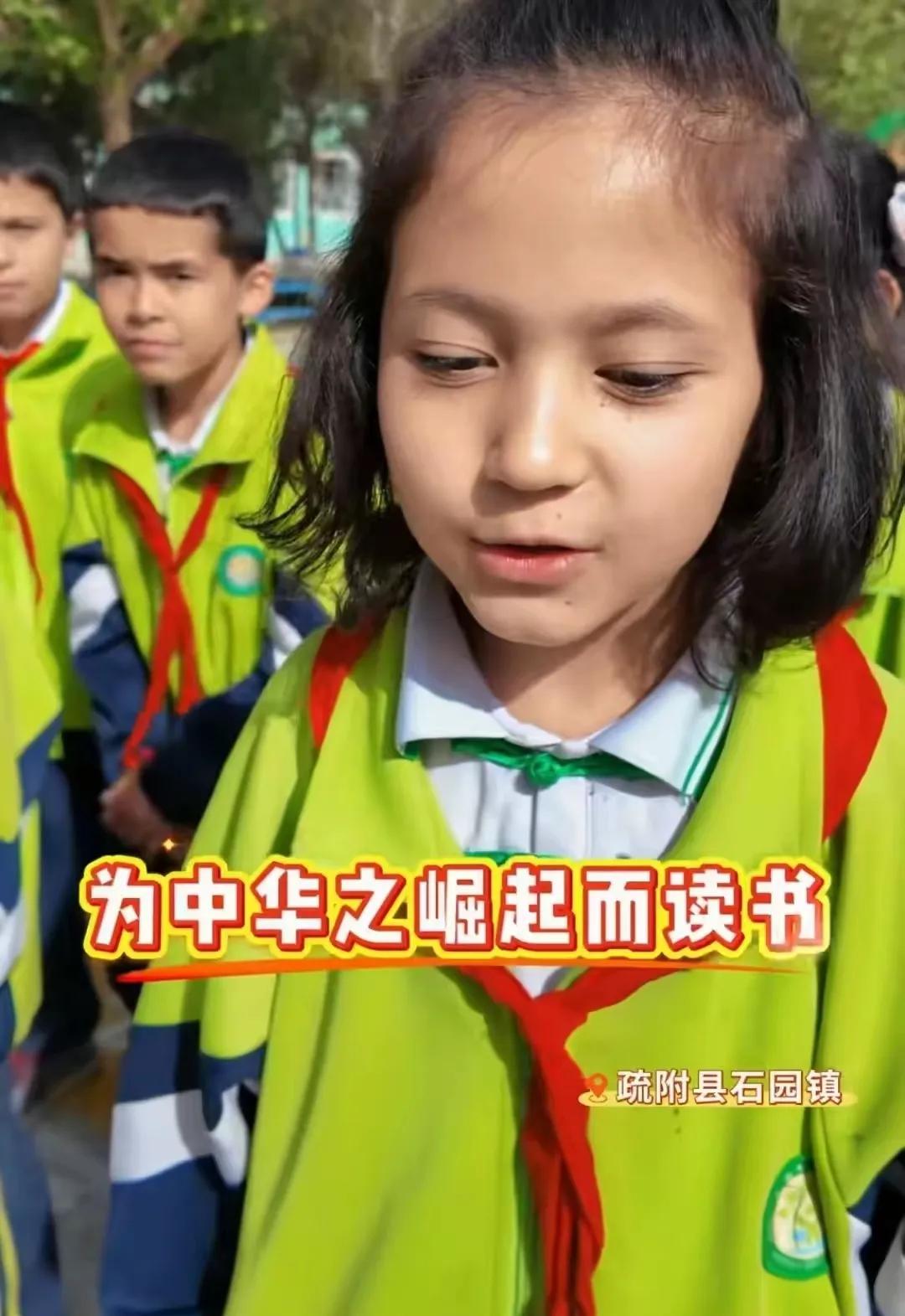 这件事儿在网上吵翻了。记者在新疆疏附县石园镇采访一位小女孩，“你为什么要读书？”