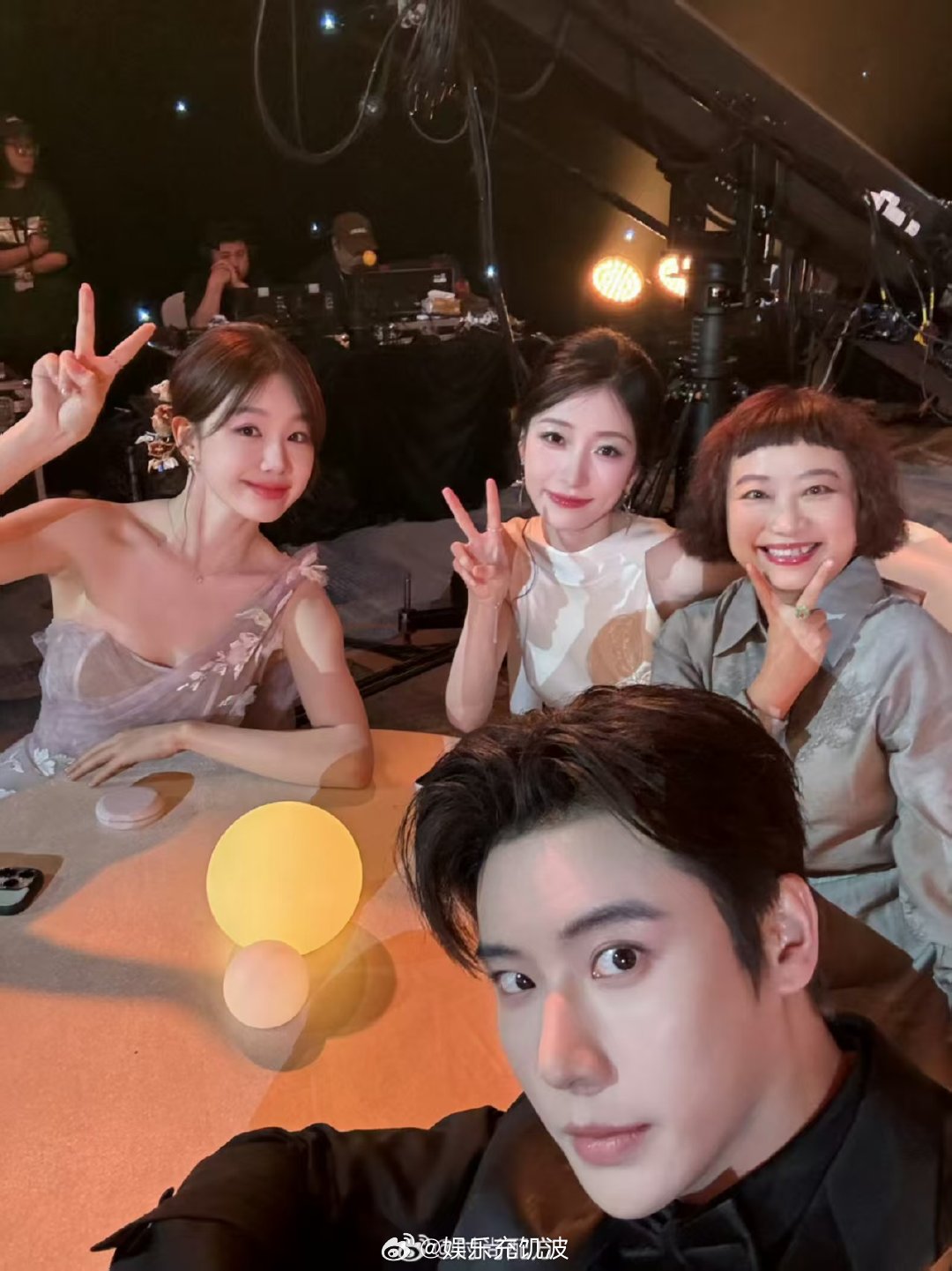 徐梦洁送考人饶雪漫饶雪漫送考徐梦洁 有前辈温柔守护，徐梦洁真的好幸福！饶雪漫送考