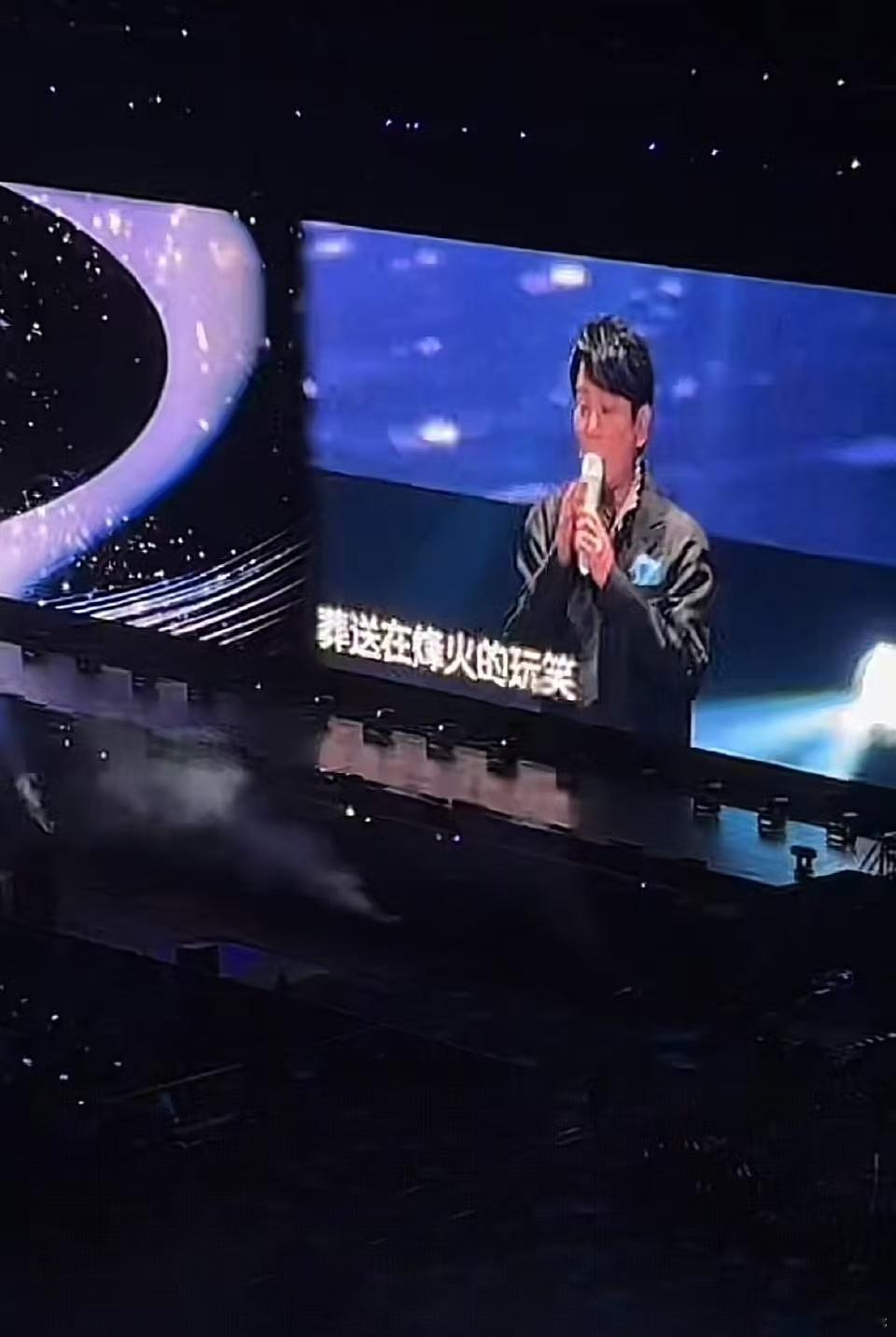 林俊杰北京嘉宾是张信哲林俊杰张信哲合唱背对背拥抱林俊杰北京嘉宾是张信哲，不错不错