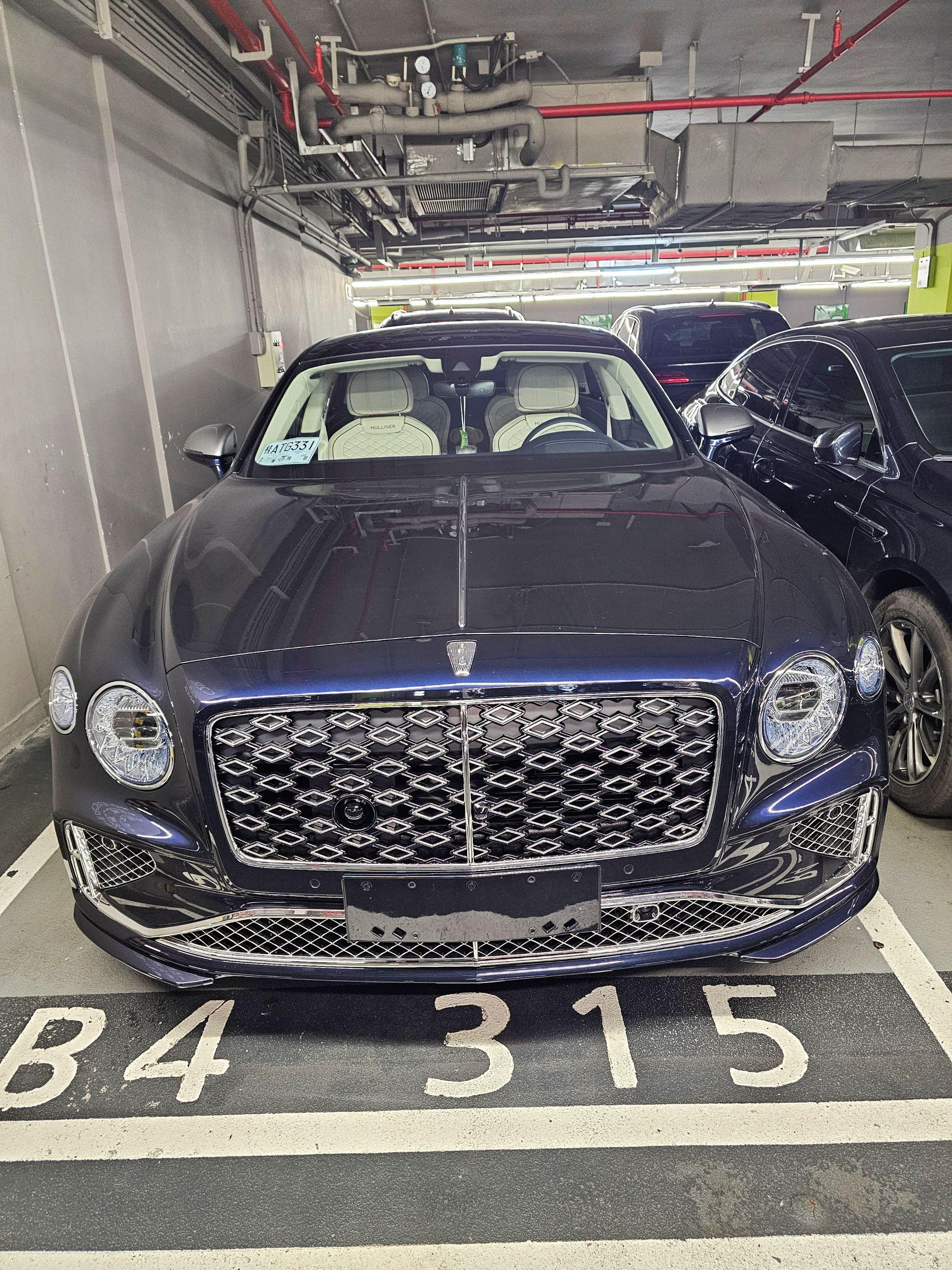 在广州某地库偶遇大佬新提的宾利飞驰Mulliner，为极致而生行走的艺...