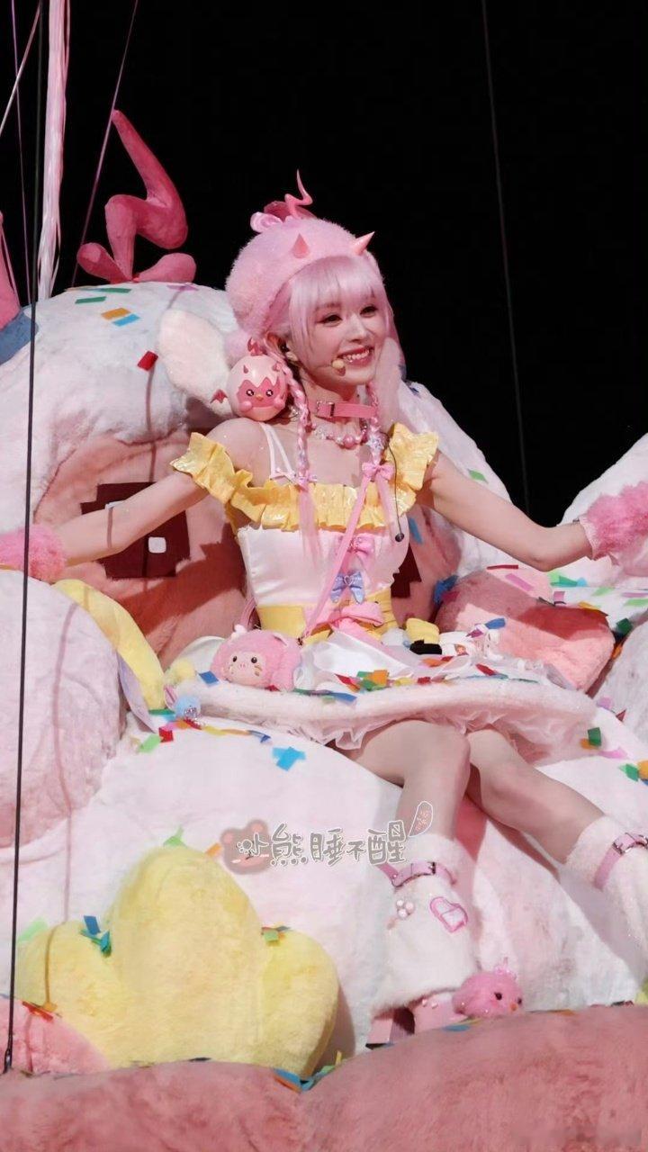 田曦薇展示妙脆角田曦薇刺激之夜造型出图 田曦薇展示妙脆角！ 