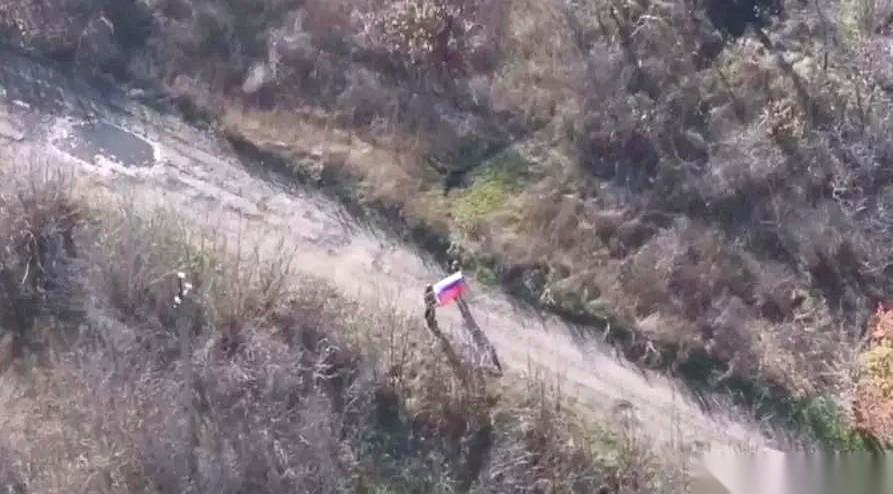 一周，吞掉16个居民点，其中还有一座城。
地图上的颜色就这么一块一块地变了。
然