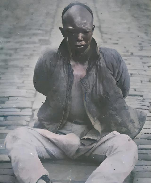 1911年，在汉口租界里被捕的革命者 杨洪胜 ，他戴着脚镣，双眼被打肿，脸上还沾