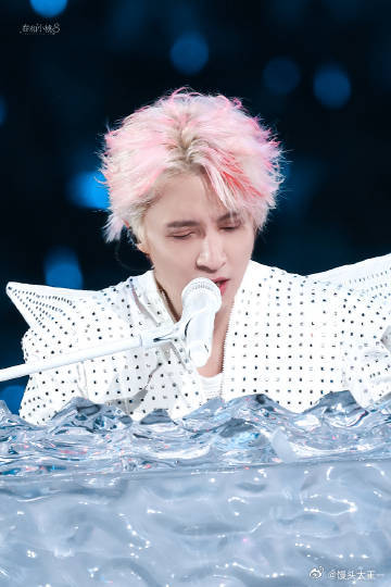 薛之谦和歌迷现场拜把子 薛之谦演唱会太精彩了！歌迷点歌瞬间全场拜把子，哥哥弟弟互