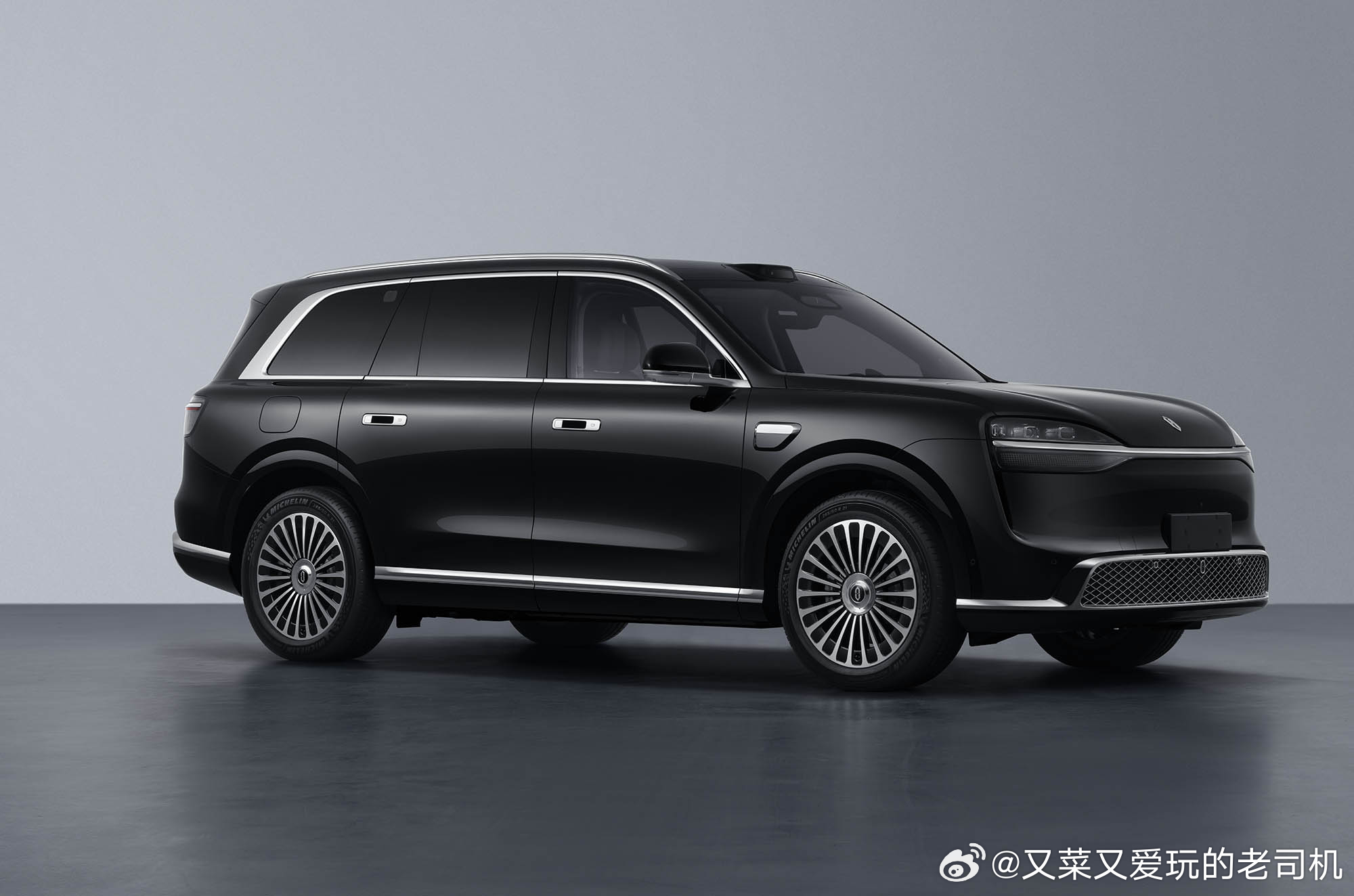 新问界M9，不得不说这外形修得很成功，改动幅度不大，但明显更硬朗更锐气了、更有精