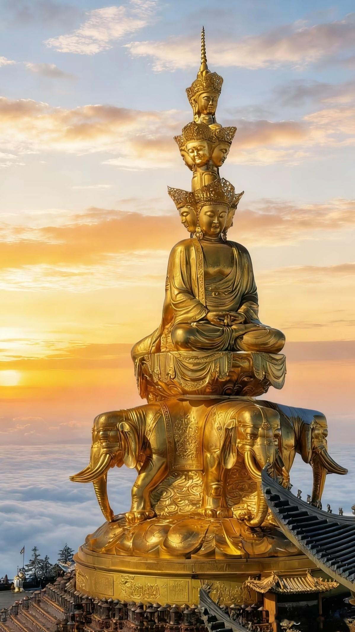 峨眉金顶，普贤圣境
 
晨雾漫过山峦，十方普贤金像在云海间熠熠生辉。鎏金衣袂拂过