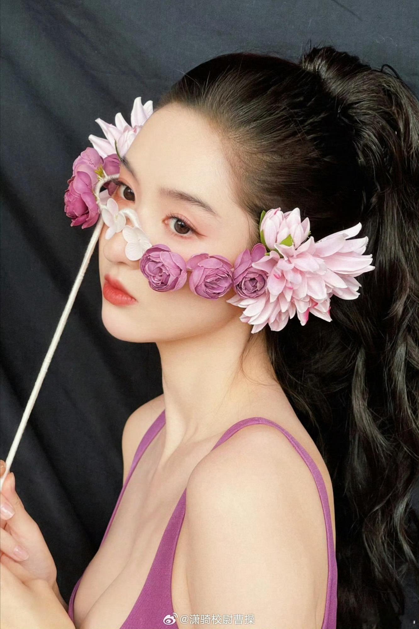 谁能拒绝王玉雯这样的花神姐姐啊？✨紫调吊带衬得肤若凝脂，花朵妆饰添几分仙气，高马