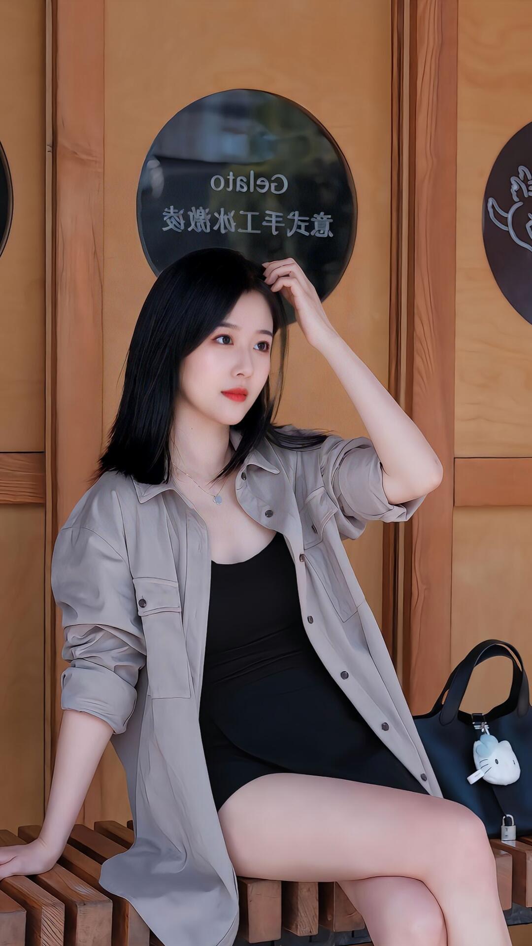 成年人的情绪，藏在穿搭的细节里！
 
我们好像总在不同的场景里，换不同的衣服，藏