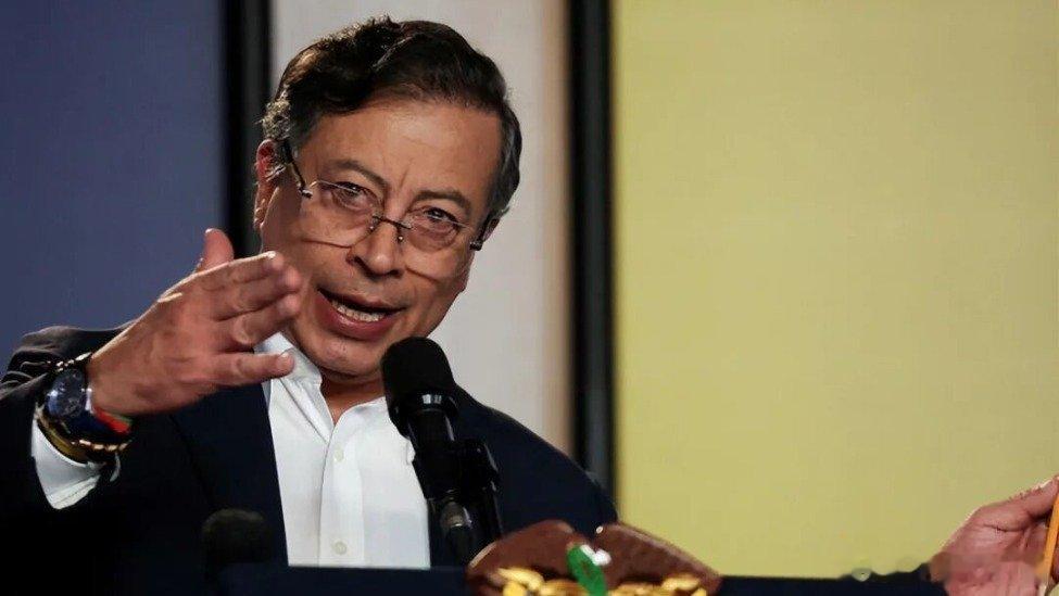 凤凰新闻【哥伦比亚总统让特朗普“放马过来”！公开喊话：如果你想把我关进监狱，那就