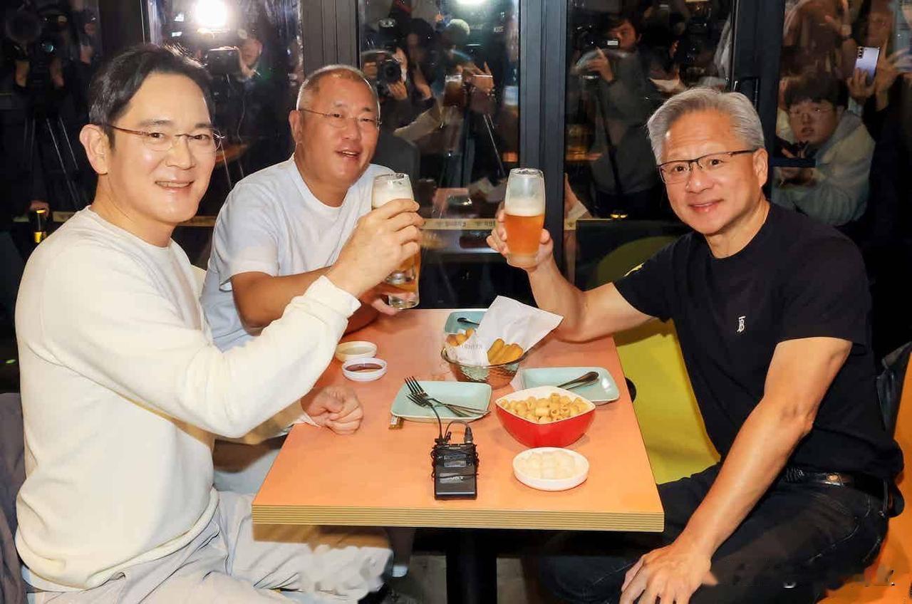 黄仁勋的"饭局外交"又升级了。

去年访韩，跟三星、现代的掌门人在首尔吃炸鸡。今