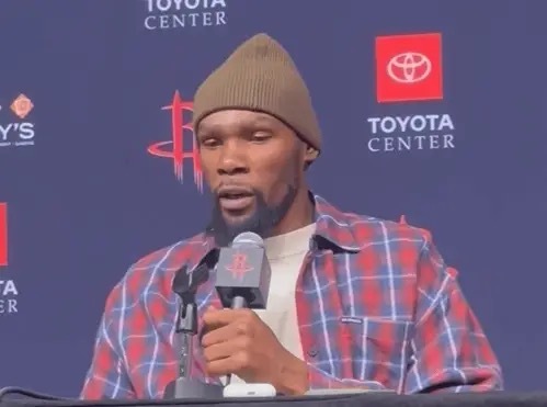 杜兰特谈队友对自己的庆祝时说道：“大家给了我很多关爱，还假装要用水泼我。能有教练