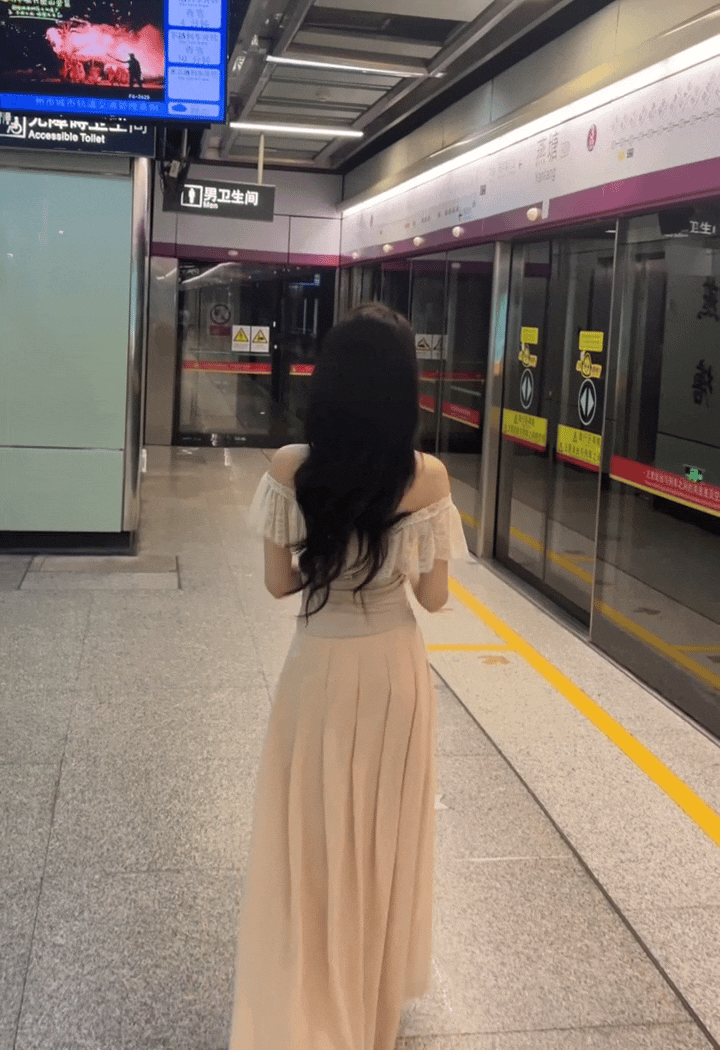 发现很多小姐姐都喜欢把自己打扮的美美的去地铁站拍照出片！