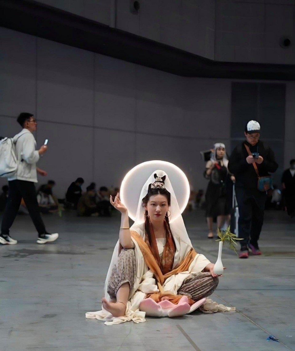 大街上看到这个，说真的，你会像这位男子一样吗？ 
