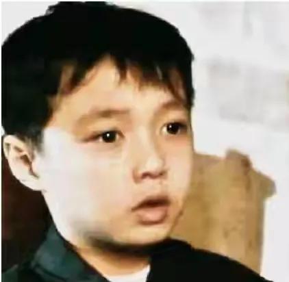 有人猜出来这小孩是谁么？
提示:等比例长大的三字男星
会唱会跳会演戏
自己还是个