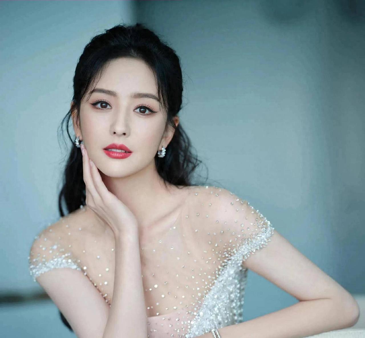 佟丽娅儿子“朵朵”出发澳门大湾区晚会，与路人亲切打招呼

网友偶遇佟丽娅儿子朵朵