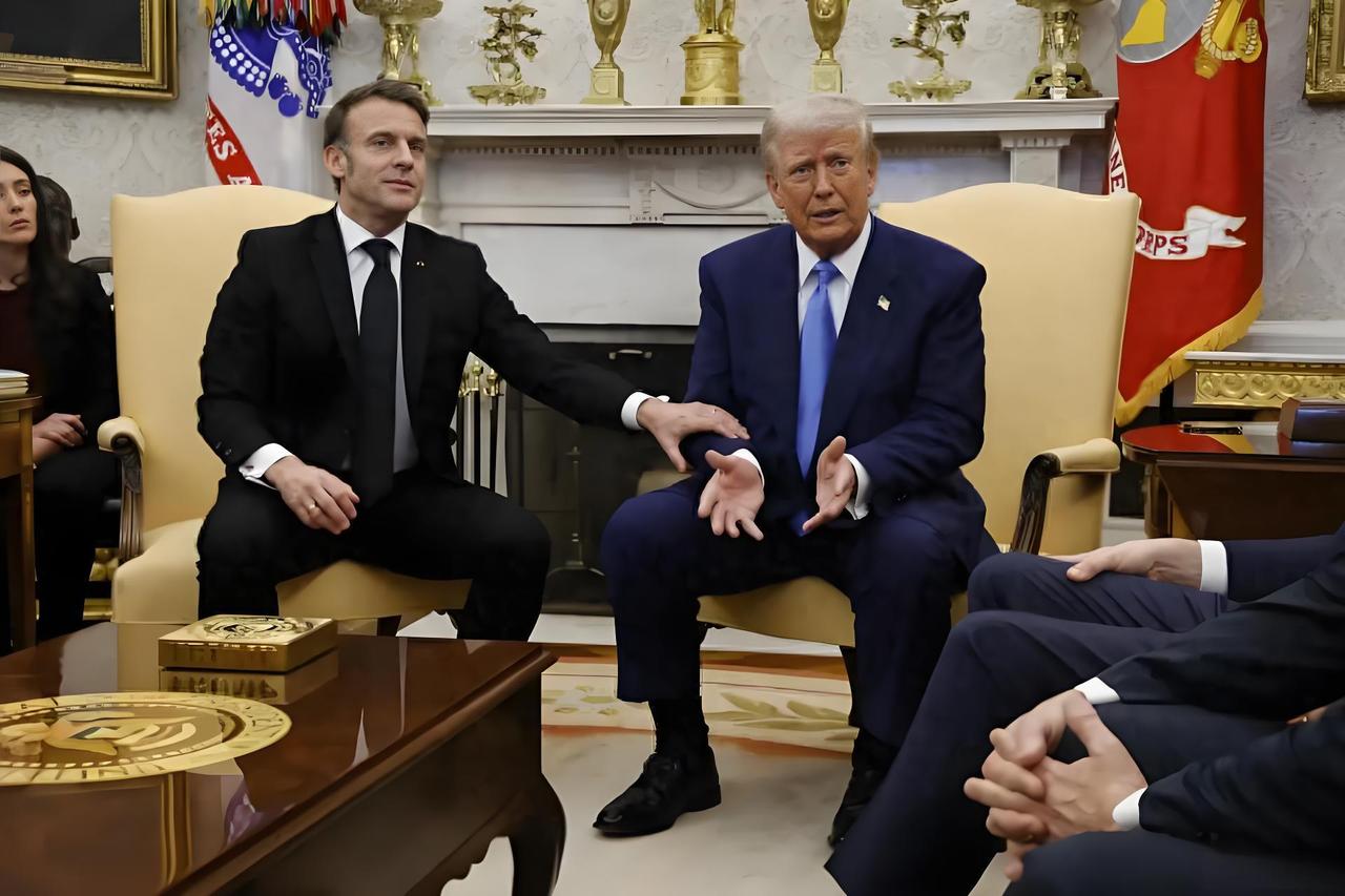 泽连斯基跟马克龙、默茨这些人混久了，说话也不算数了，他明确表示，乌克兰在领土上有