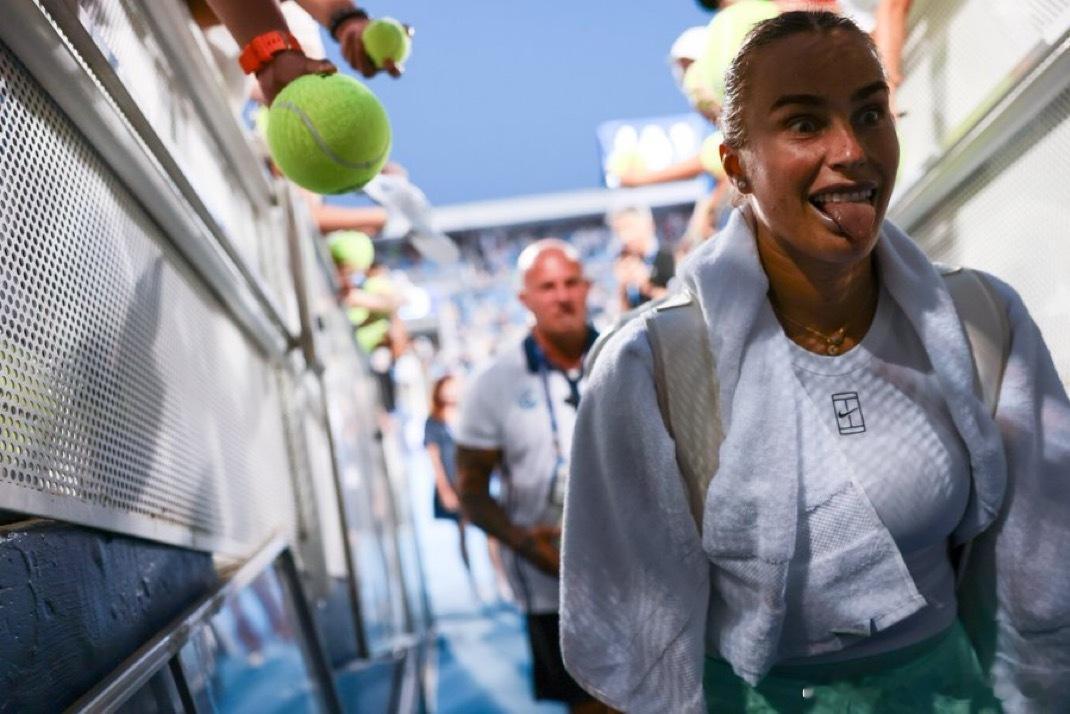 萨巴伦卡大秀鬼脸😜存图，现场看中网拿这张找她签名✍️[阴险]wta[超话]萨巴