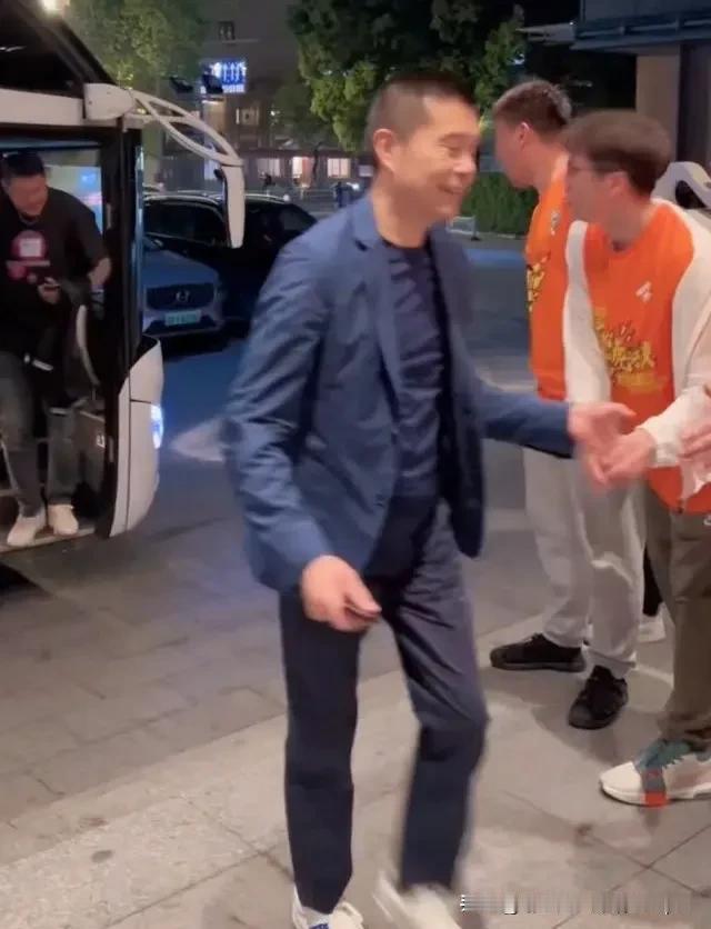宏远陈老板目睹周琦驱逐球队输球，赛后无奈的苦笑，一边和球迷握手，周琦如果因为一次