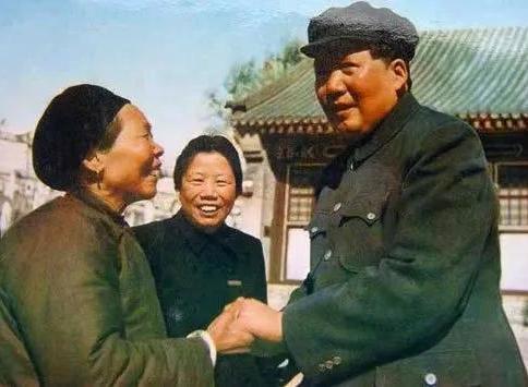 “你的儿子牺牲在了朝鲜战场，我的儿子也牺牲在了朝鲜战场，他们都牺牲的光荣，我们俩
