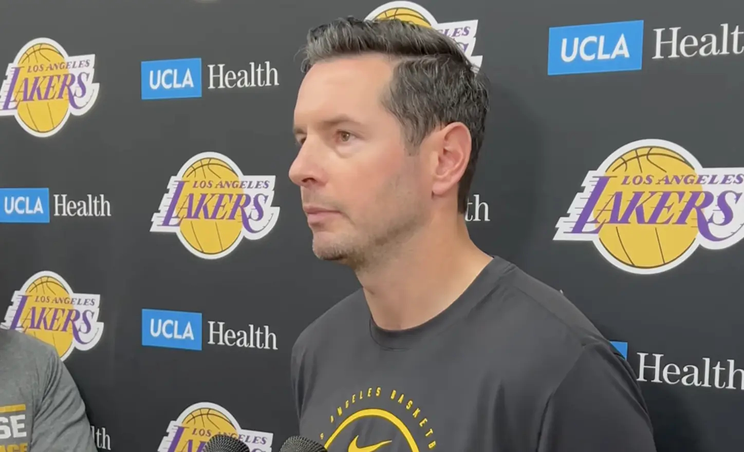 雷迪克：保护好球与卡位防守，这是这轮系列赛的关键！“再次强调，保护好球、卡位防守