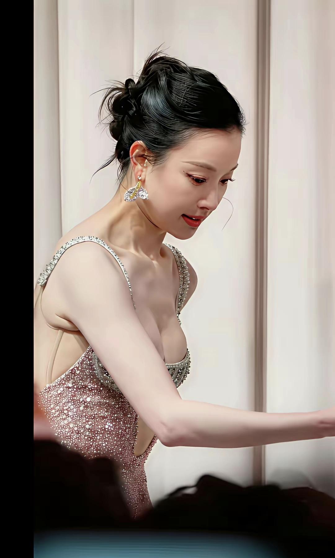 女人还是不能太瘦，
看看女明星倪妮，
她的脸蛋看起来都挺好看的，
但是她的身材就