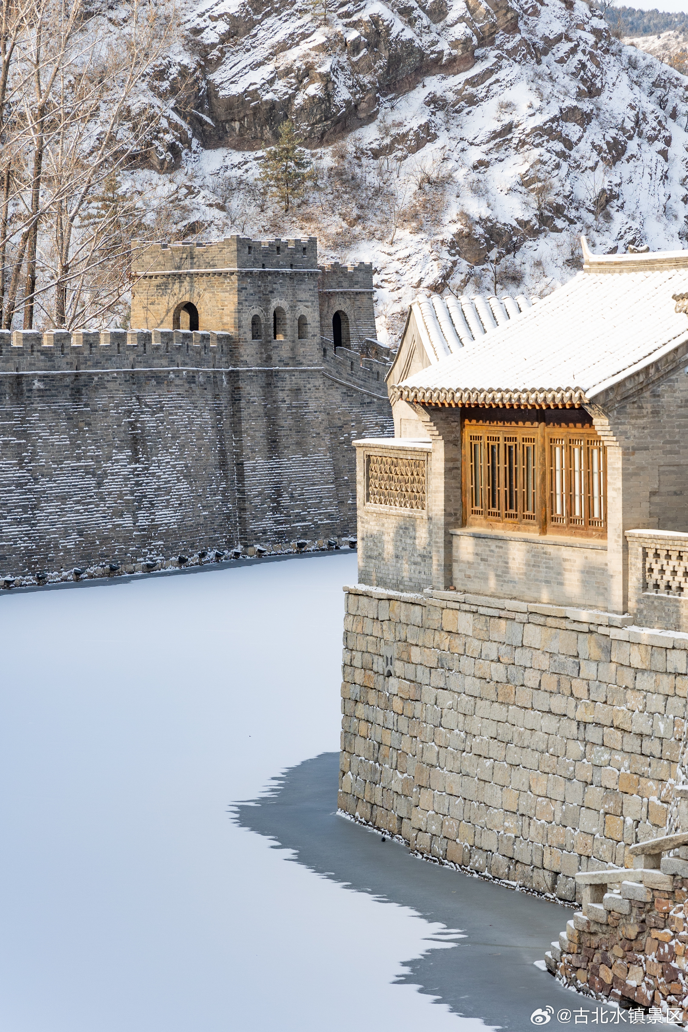 晨光吻过冰面，连寒冷都变得温柔