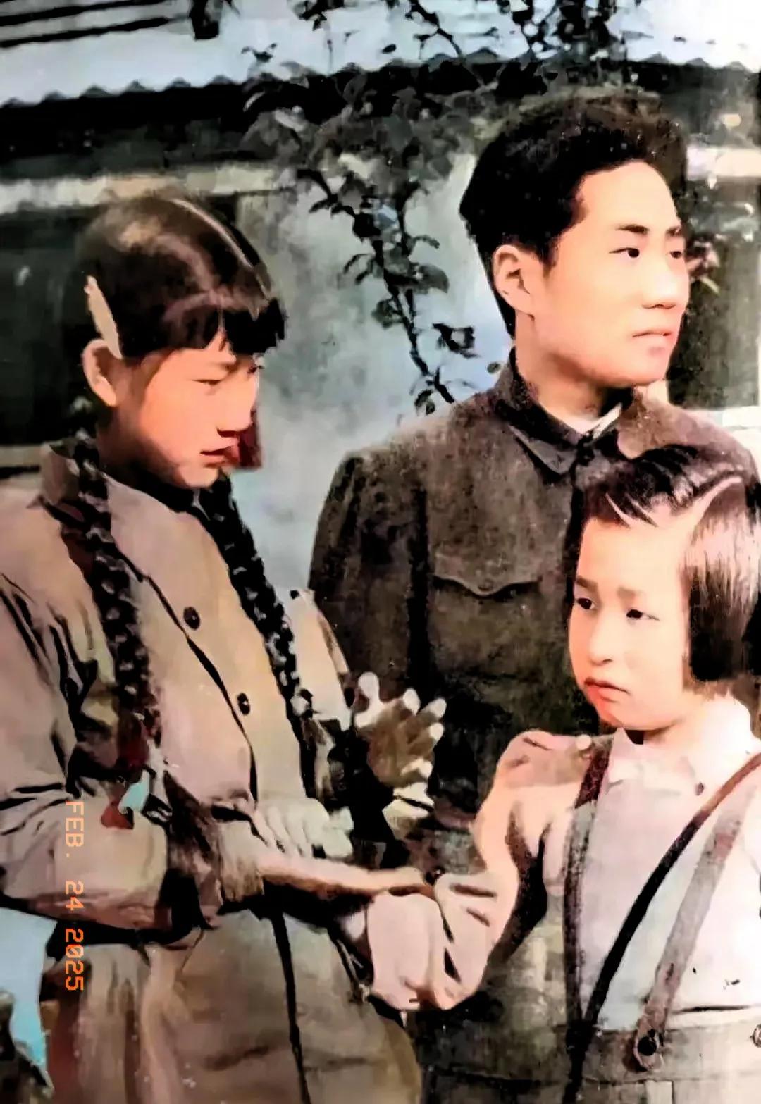 一张珍贵的老照片。
这是一张1949年，毛岸英和妹妹李讷，刘思齐一起出去散步时，