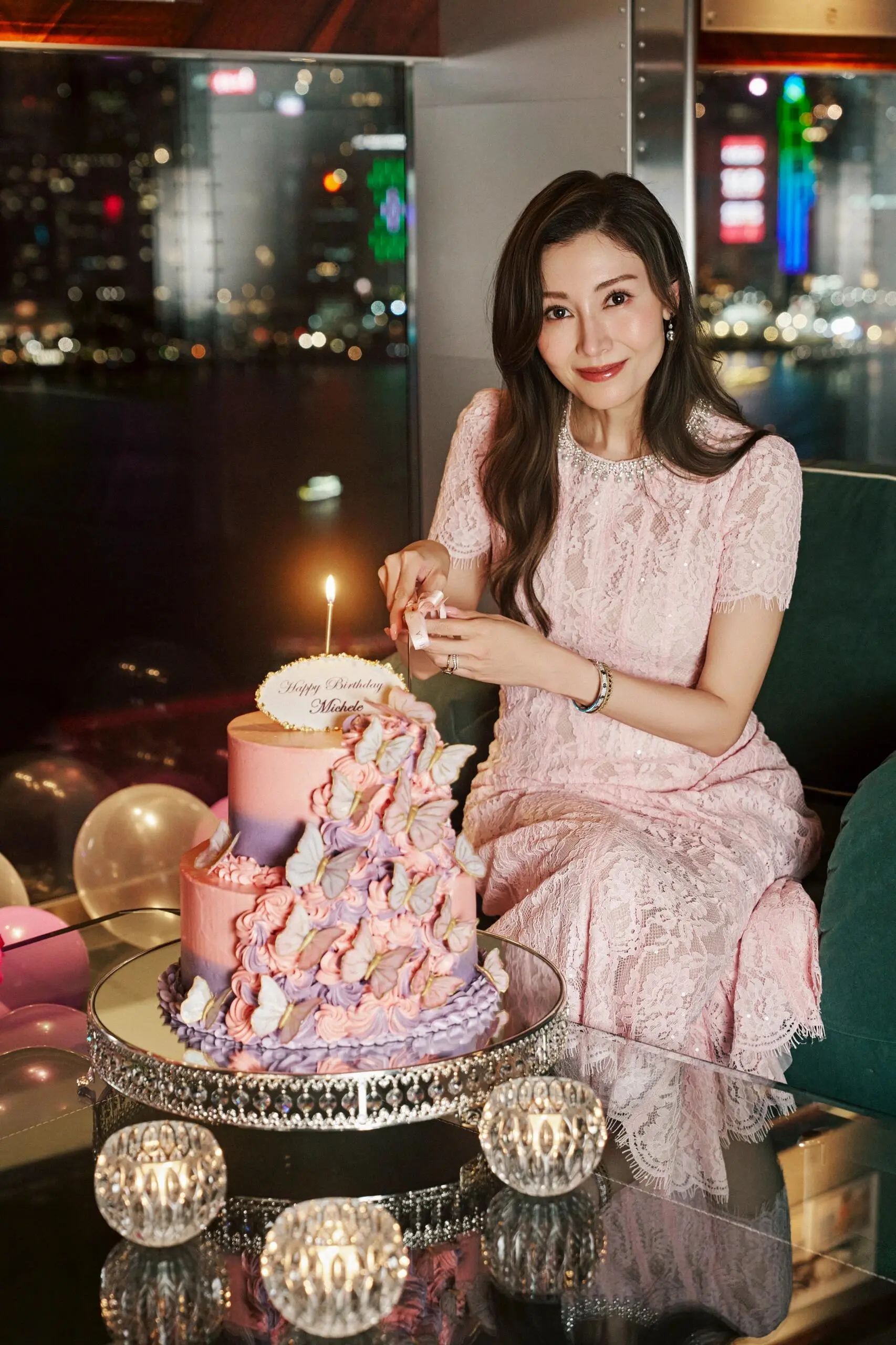 55岁李嘉欣生日宴，岁月不败美人。