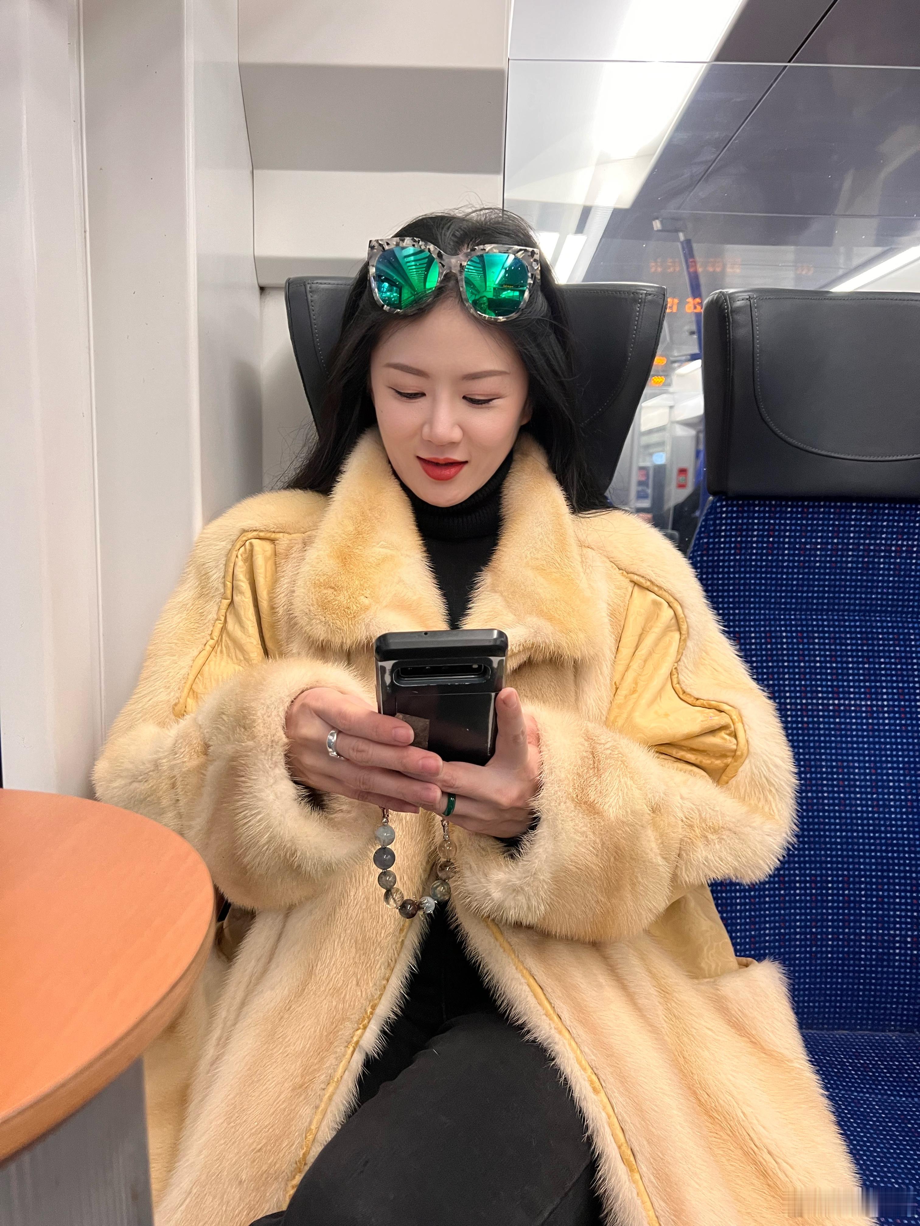 铁路复工了，高兴得我妆也画上了新衣服也穿上了，现在一点怨气也没了。 