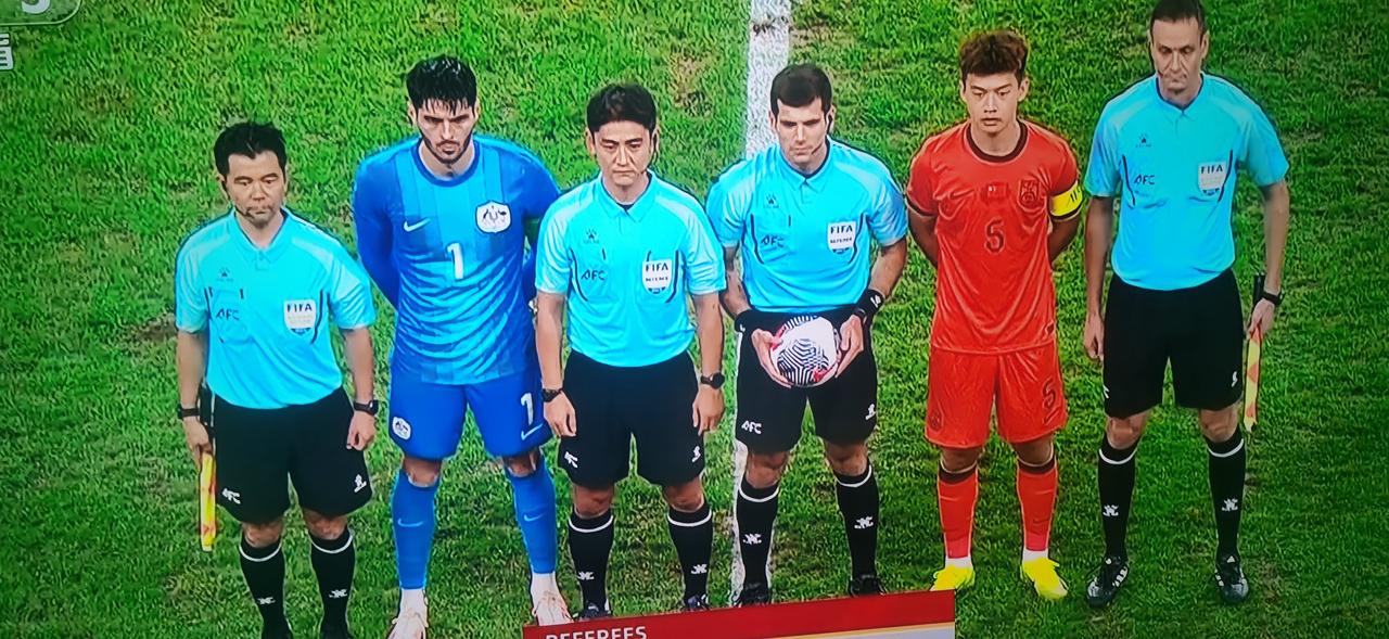 中国足球U23对澳大利亚U23关键一赛上半场，中国队以防守为主，澳大利亚几乎推到