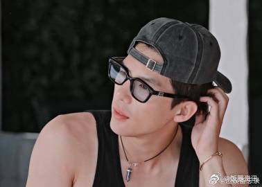 王安宇把老头背心穿出时尚单品感原来挖土也可以这么帅 支持男艺人卷起来 