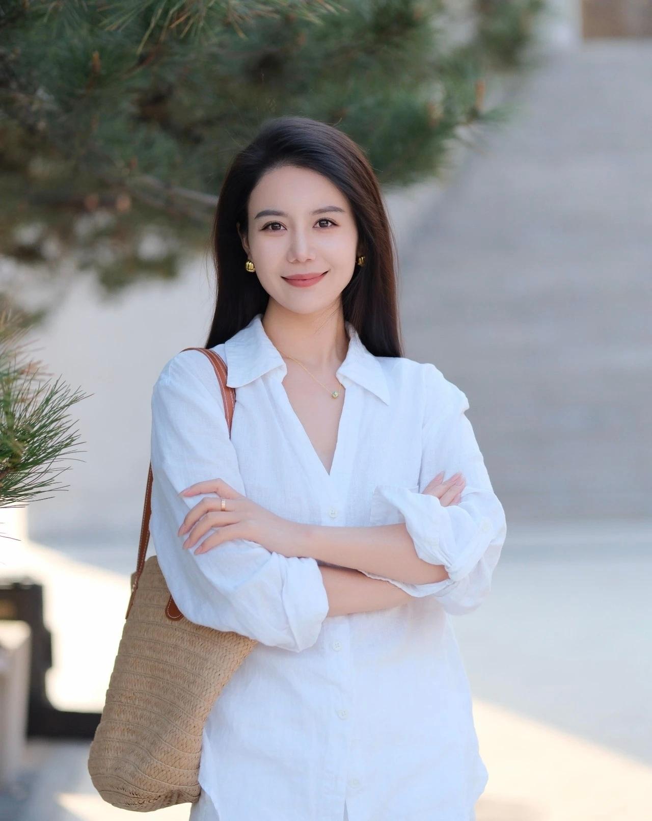 一袭白衣，温婉贤淑大方美丽动人自然美女图片 自然系拍照技巧 美女拍照小技巧 自然