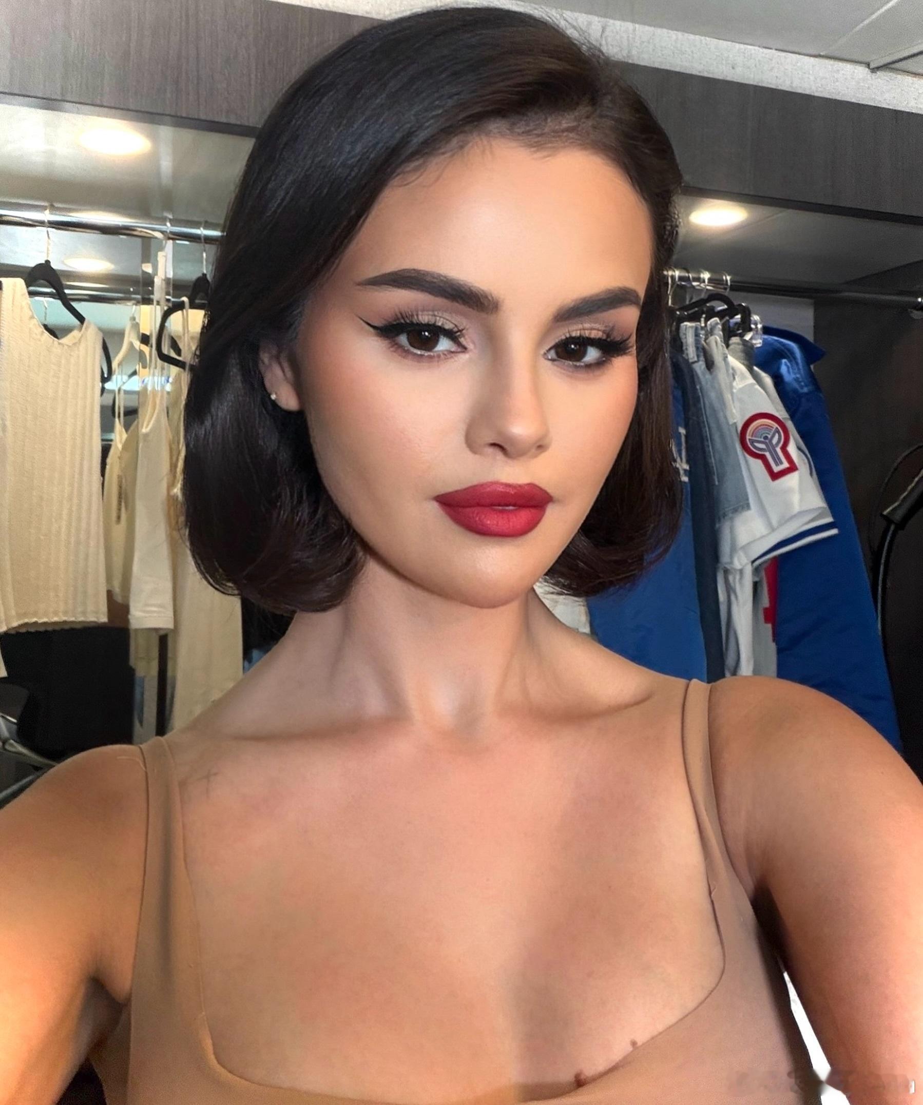 SelenaGomez 赛琳娜戈麦斯在新歌《Te Olvido ( La La)