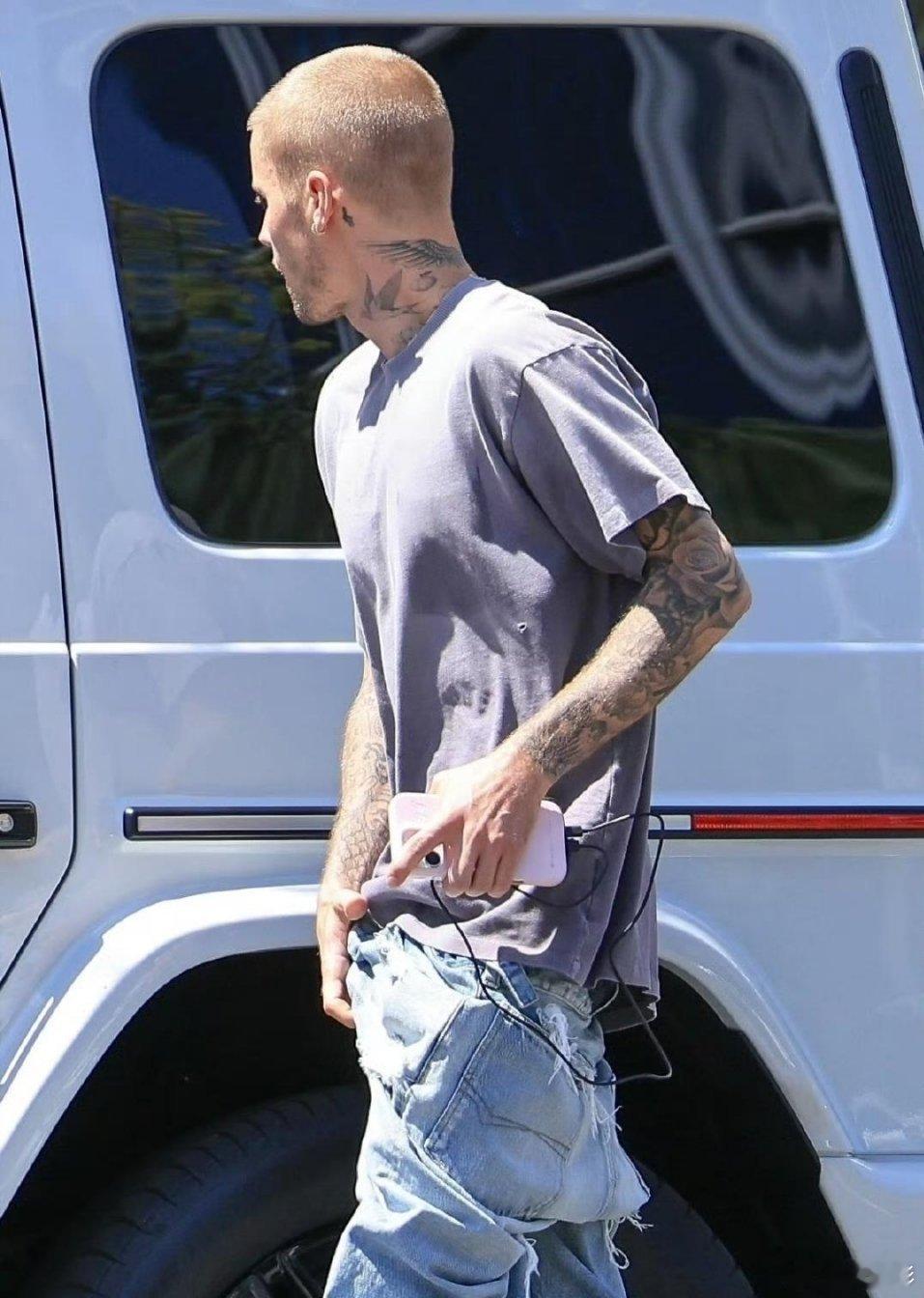 偶买噶的，比伯出街这动作太不雅了，那么有钱就买不起一条合身的裤子吗？这样真不好看