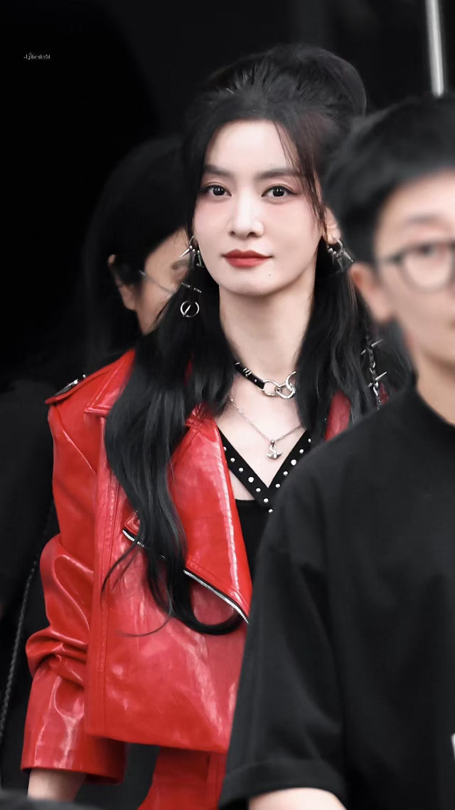 李晟十日终焉领口带血光是一张杀青照就故事感爆棚。领口血迹记录着章晨泽的绝境遭遇，
