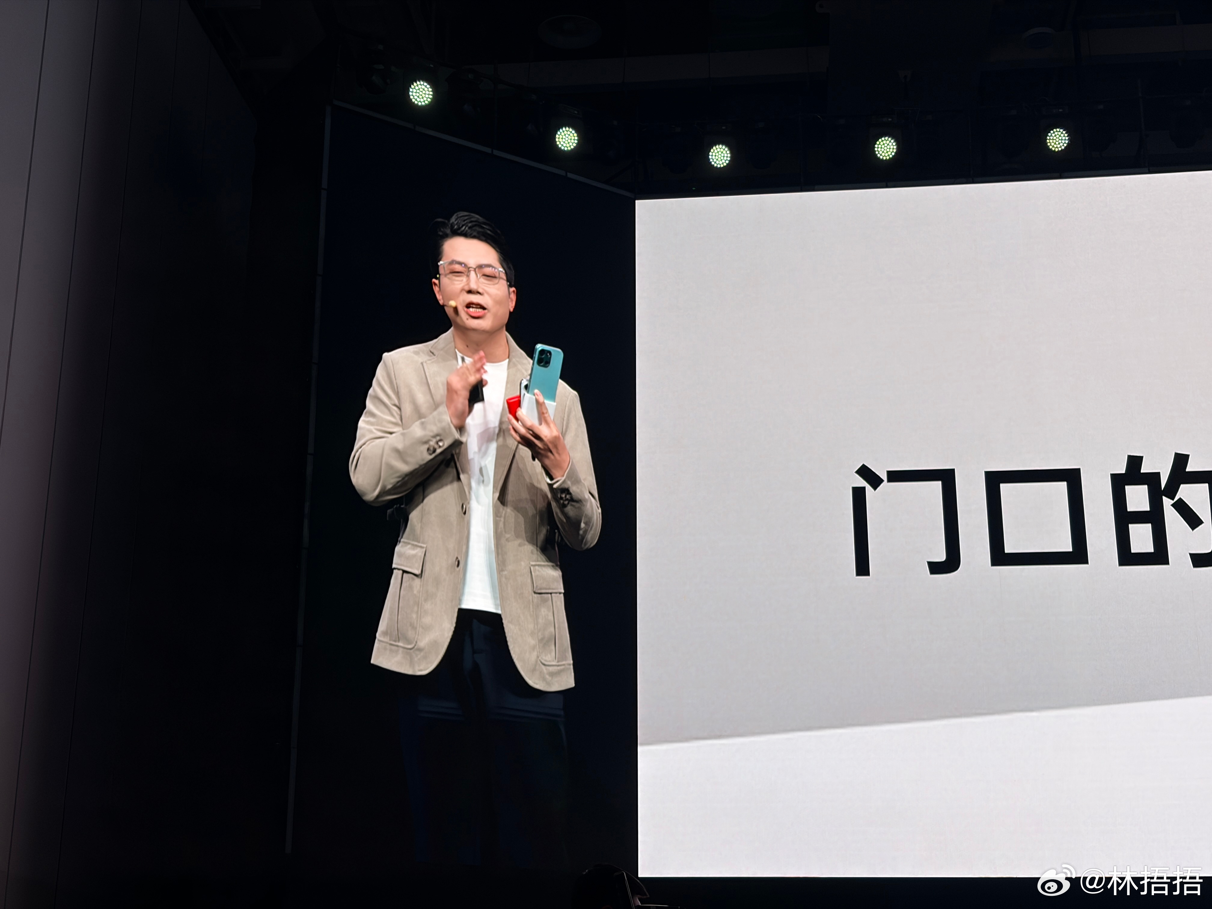 哈哈哈哈哈哈哈哈哈哈哈哈哈哈哈哈哈哈，这个也太好笑了，一加充电宝充iPhone，