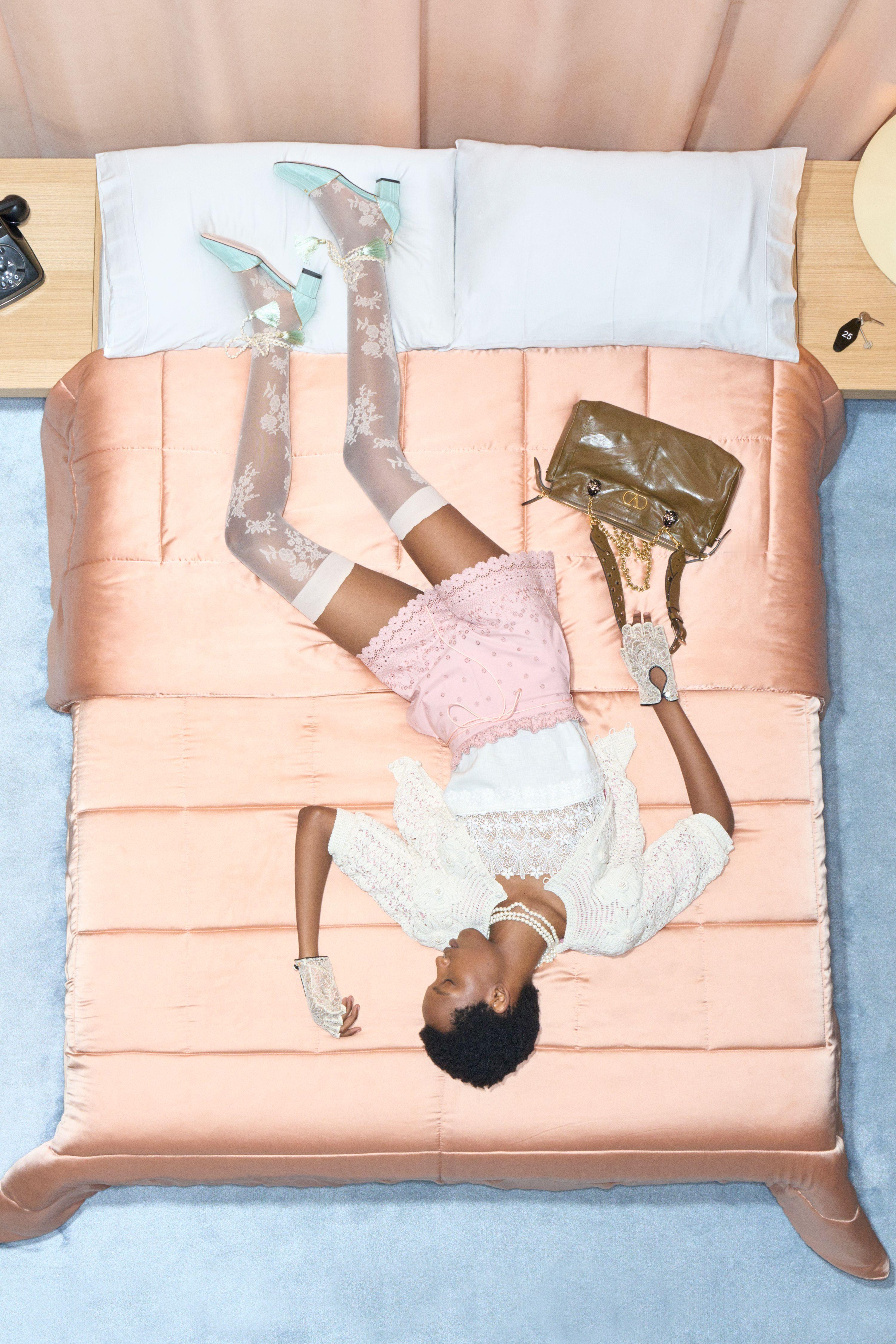 Freen 为泰版时尚芭莎拍摄一组新片，演绎Valentino 2026早春系列