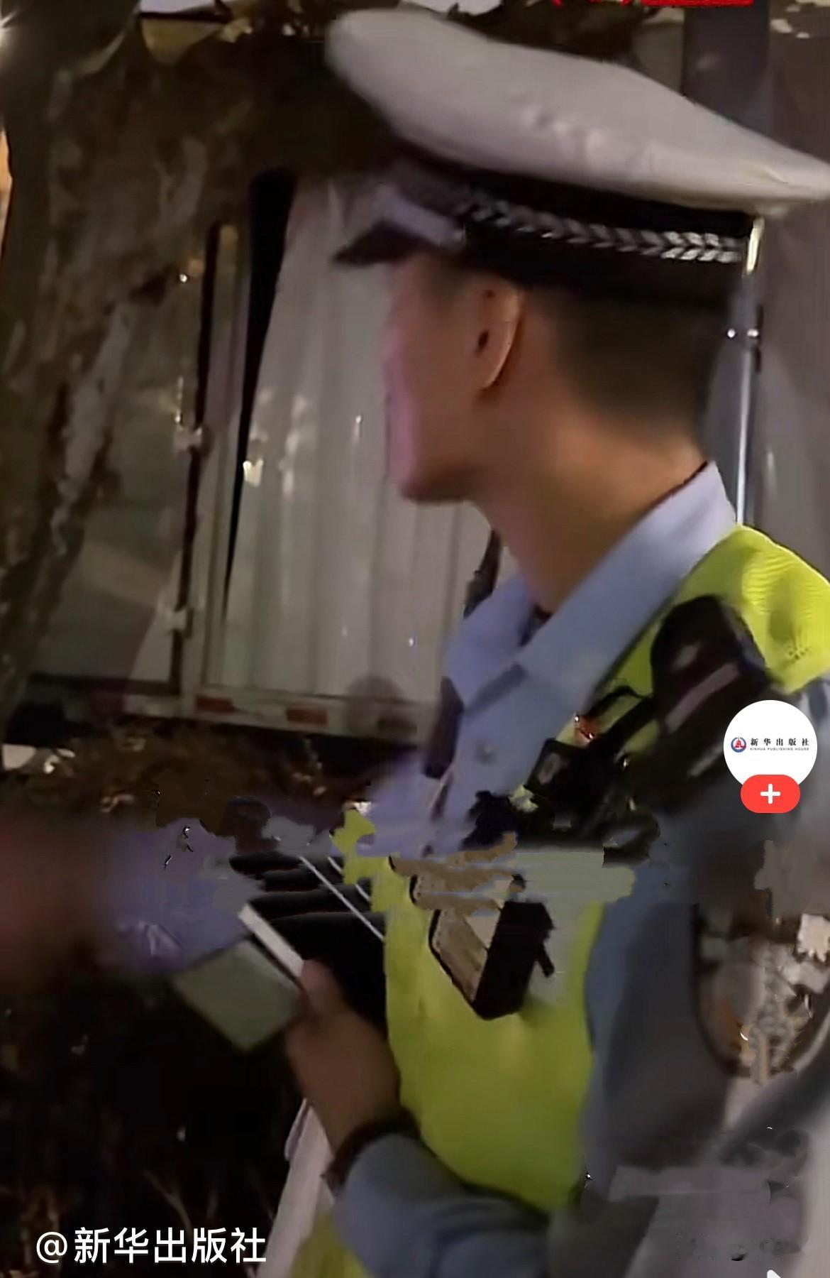 近日，上海马路上发生一起特别有争议的交通事故……
        一名司机开车时