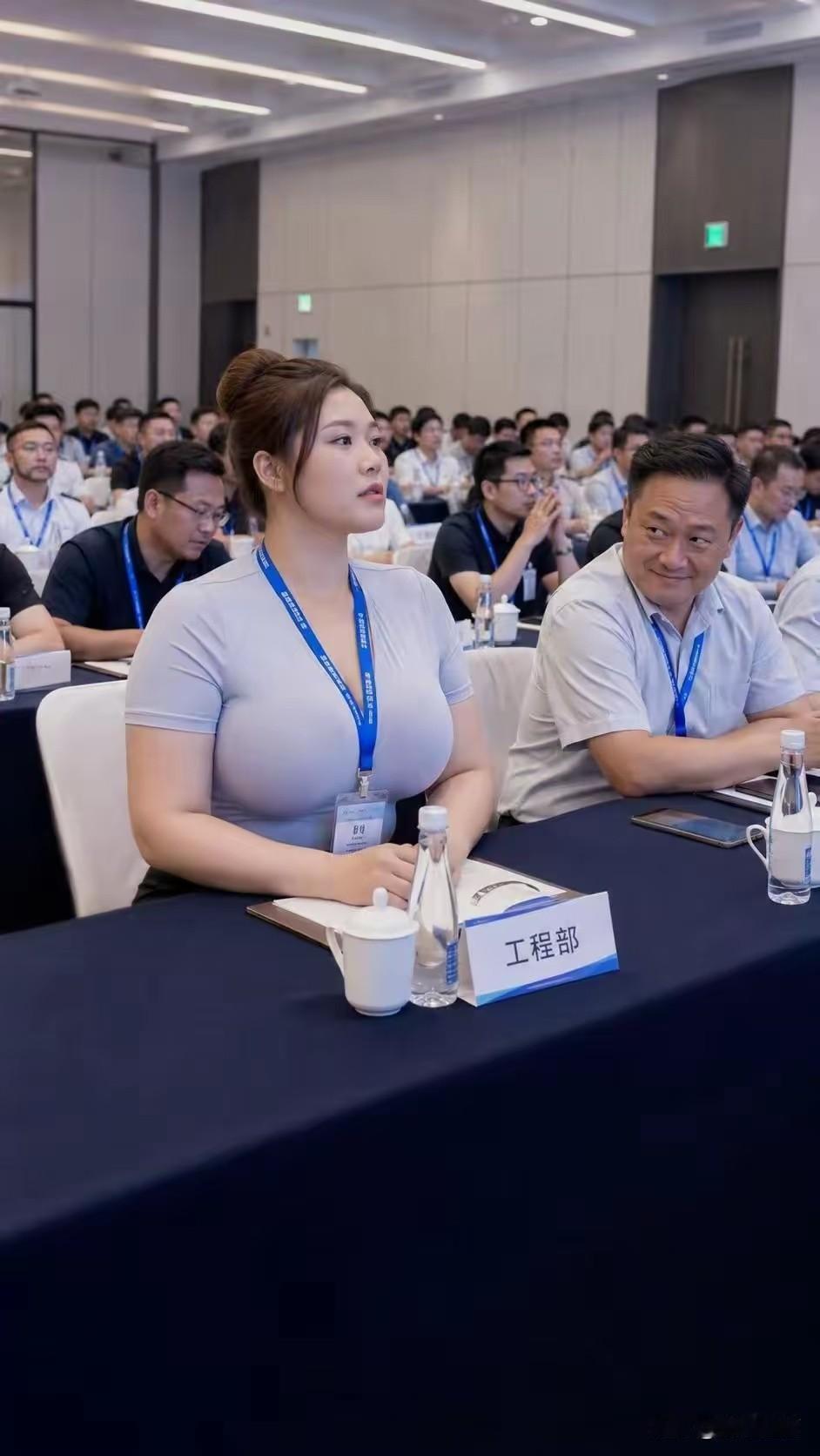 夏日生活打卡季本以为是干练职场女强人，旁边男士直勾勾的眼神，还有猥琐的表情一切不