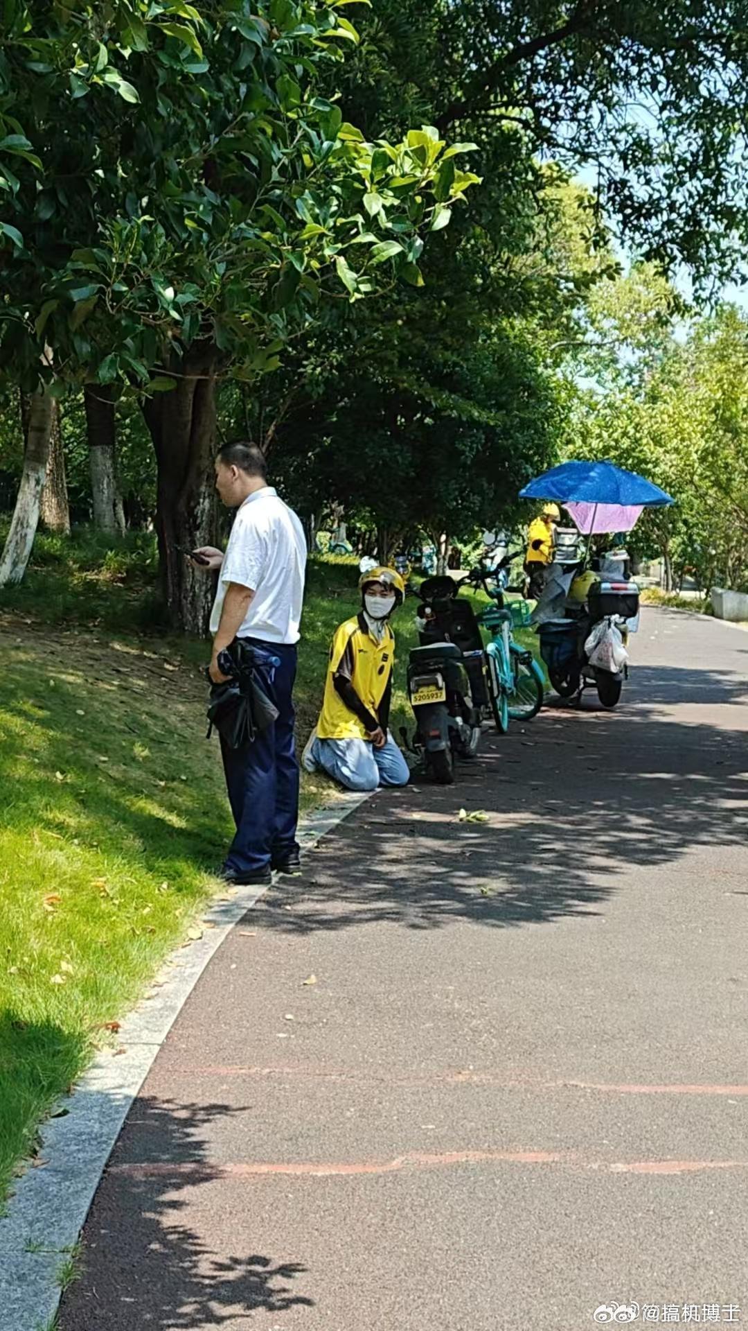 杭州外卖员聚众闹事了，跪着的显然是男的，咋好多人带节奏说是女外卖员？ ​​​