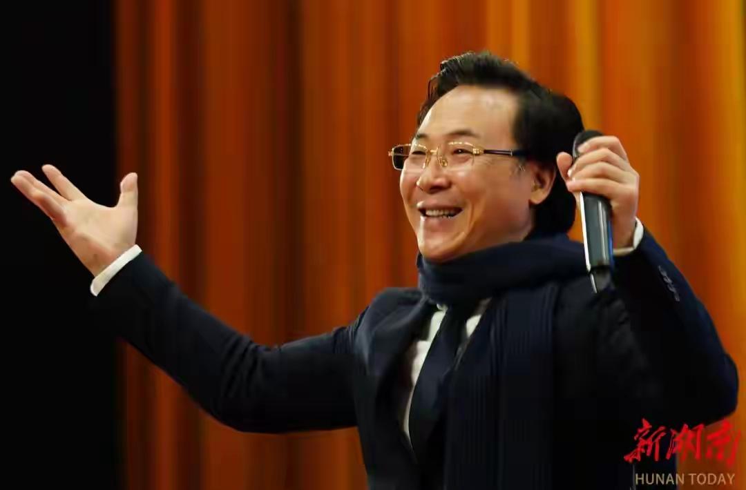 增加领导干部的人文素养非常关键，越是高级领导干部越要涉猎广泛，越要提高综合素质。